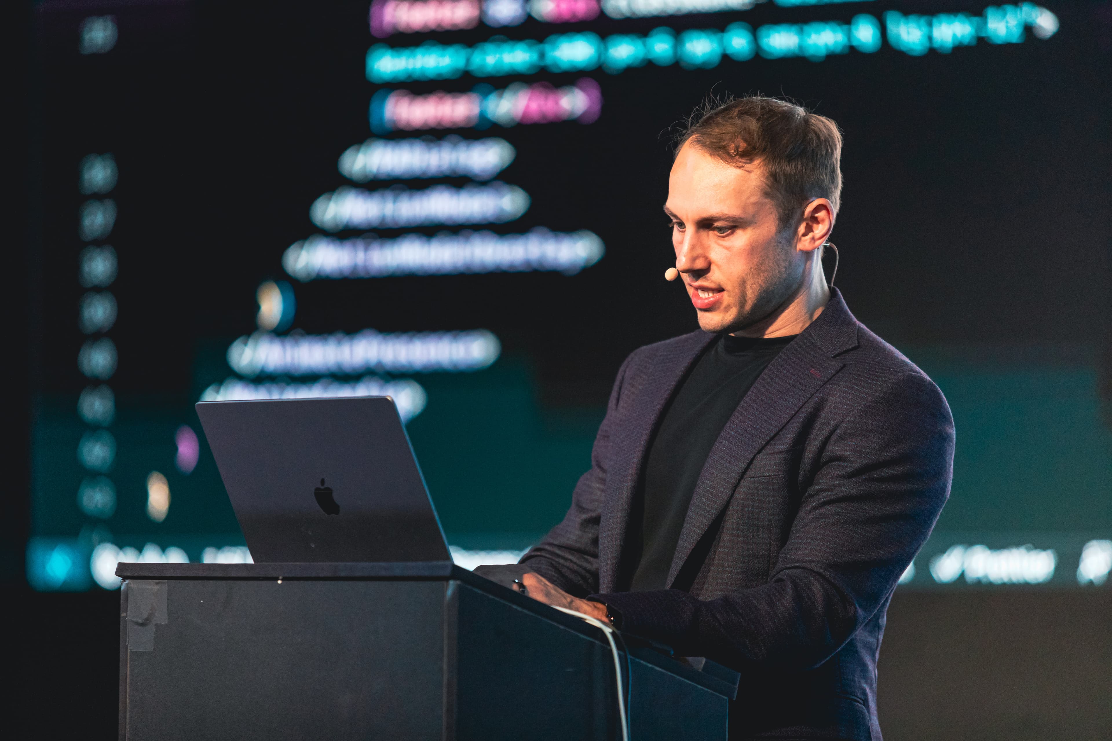 Adam Wathan en el escenario codificando en vivo una demo con Tailwind CSS y Framer Motion