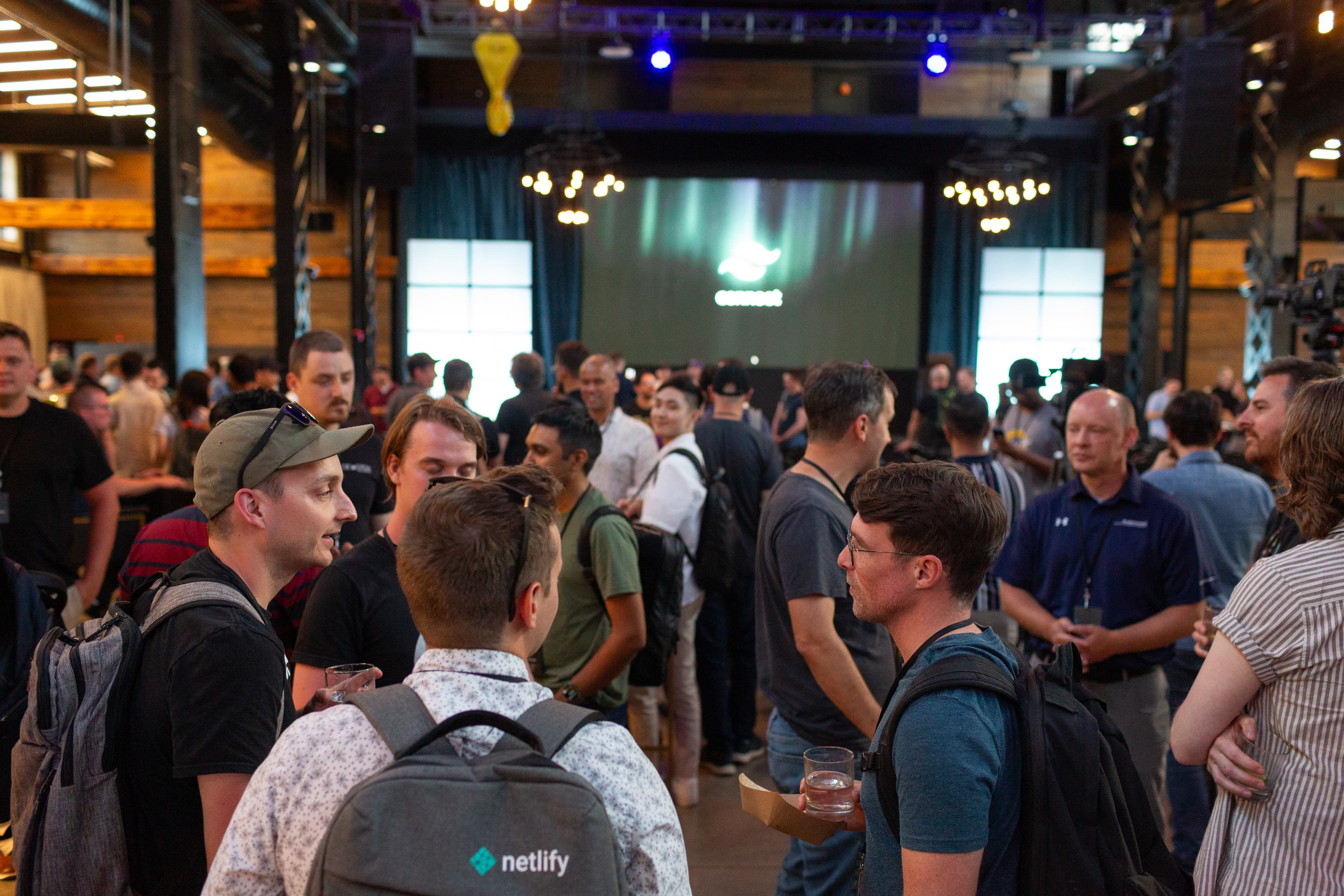 Asistentes en Tailwind Connect socializando después del evento