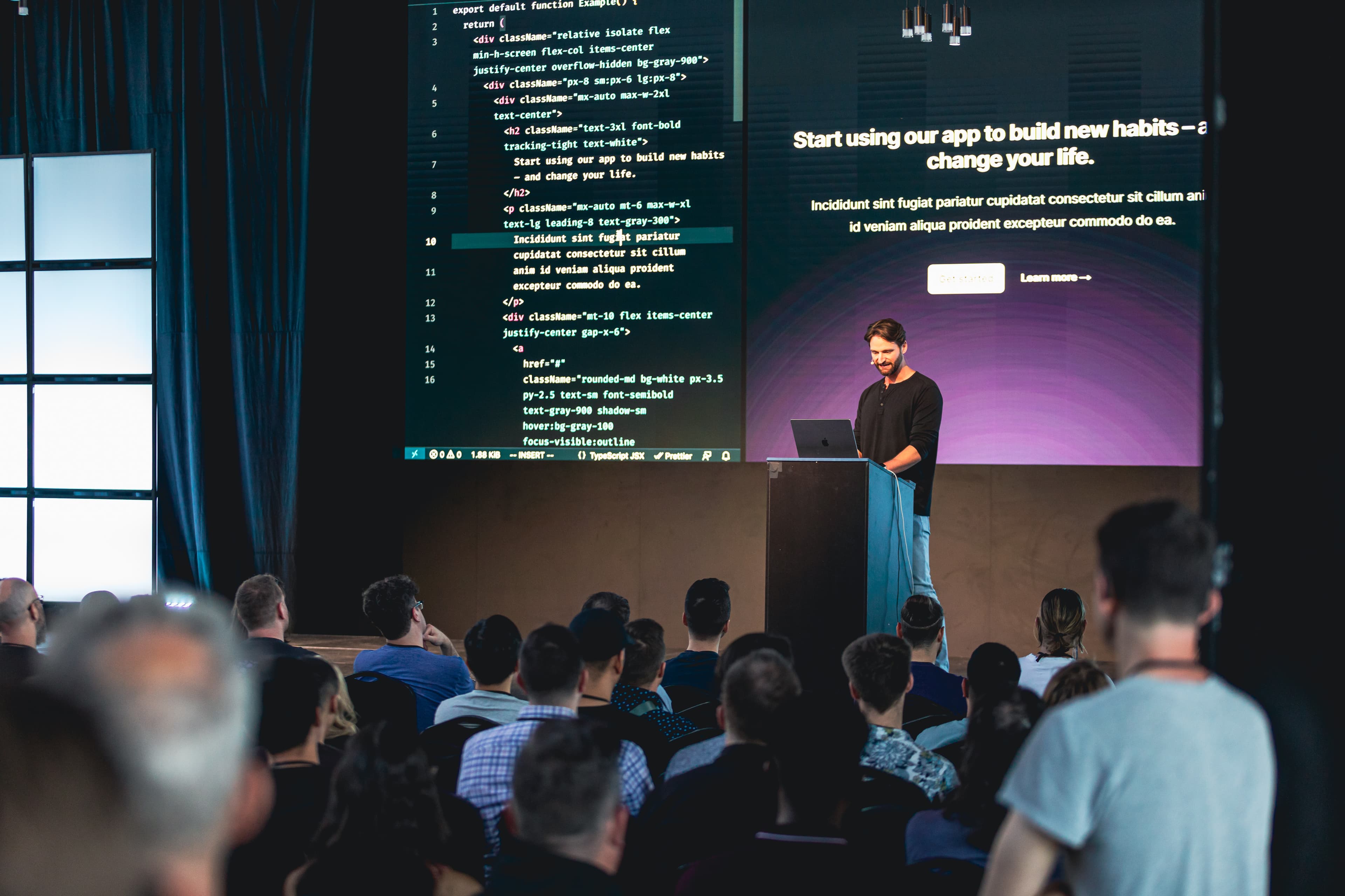 Sam Selikoff codificando en vivo una demo de equilibrio de titulares en el escenario