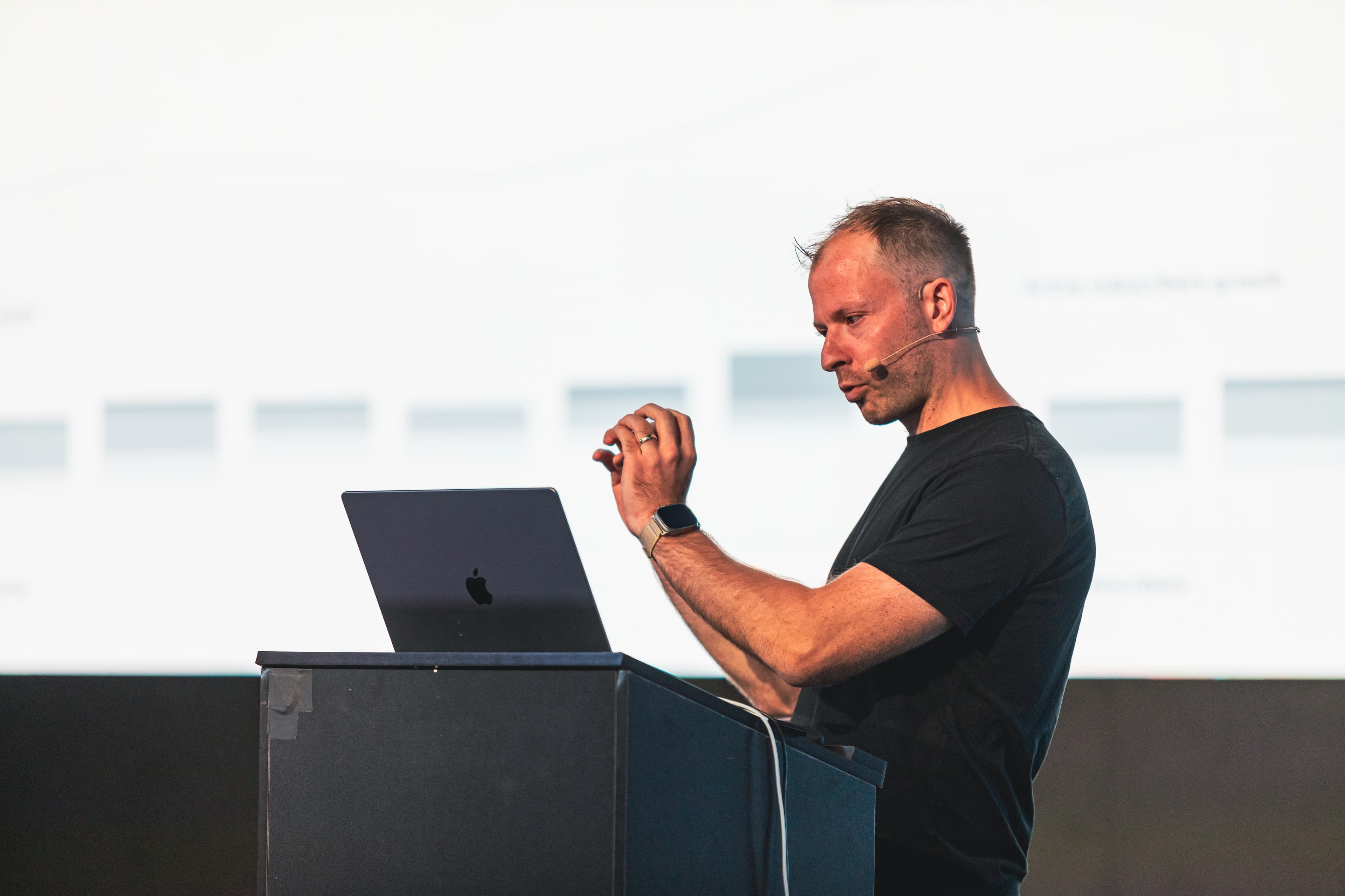 Steve Schoger en el escenario explicando algunos detalles de diseño visual en Catalyst