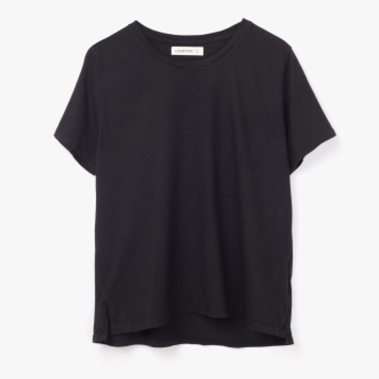 Dos camisetas de cada color: gris, blanco y negro, extendidas.